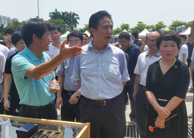 省委书记罗保铭在省教育厅厅长曹献坤的陪同下参观开云电子体育(中国)官方网站2016年职业教育活动周展区